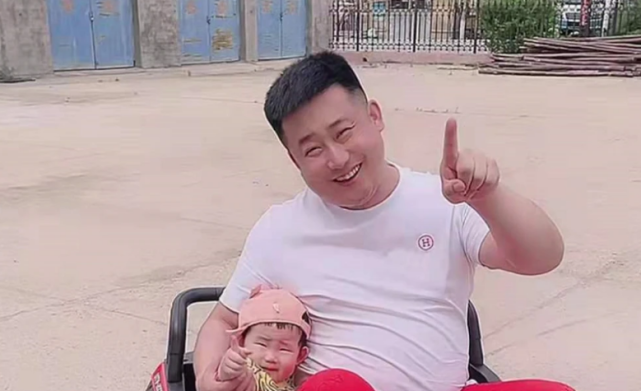 赵本山徒弟丫蛋全家福,二婚丈夫小鹏飞抱女儿出镜,画面温馨幸福