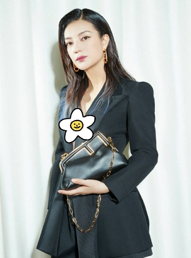 45岁赵薇新造型好魅惑!穿真空西装高级美艳,自曝劳累过度想休息_腾讯