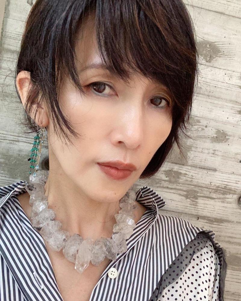 51岁工藤静香晒照,双手插兜又美又飒,木村拓哉分享接种疫苗情况