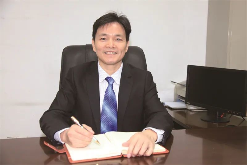 第一次采访听音湖实验学校校长邓绍平,是在第16届全国学校品牌大会