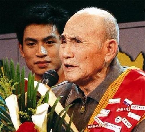 白方礼蹬20年三轮车,88岁拿出500元:我干不动了