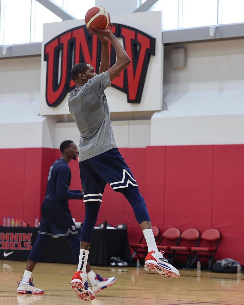 近期又有哪些球鞋上脚每一双都能成为经典塔克踏上总决赛舞台的篮球鞋