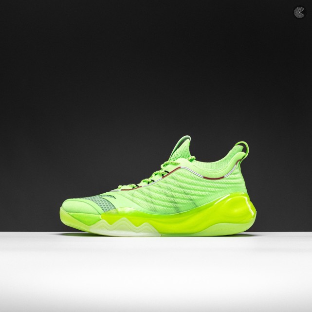 汤普森6代球鞋荧光绿配色灵感来源于汤普森成立的高尔夫家庭基金会