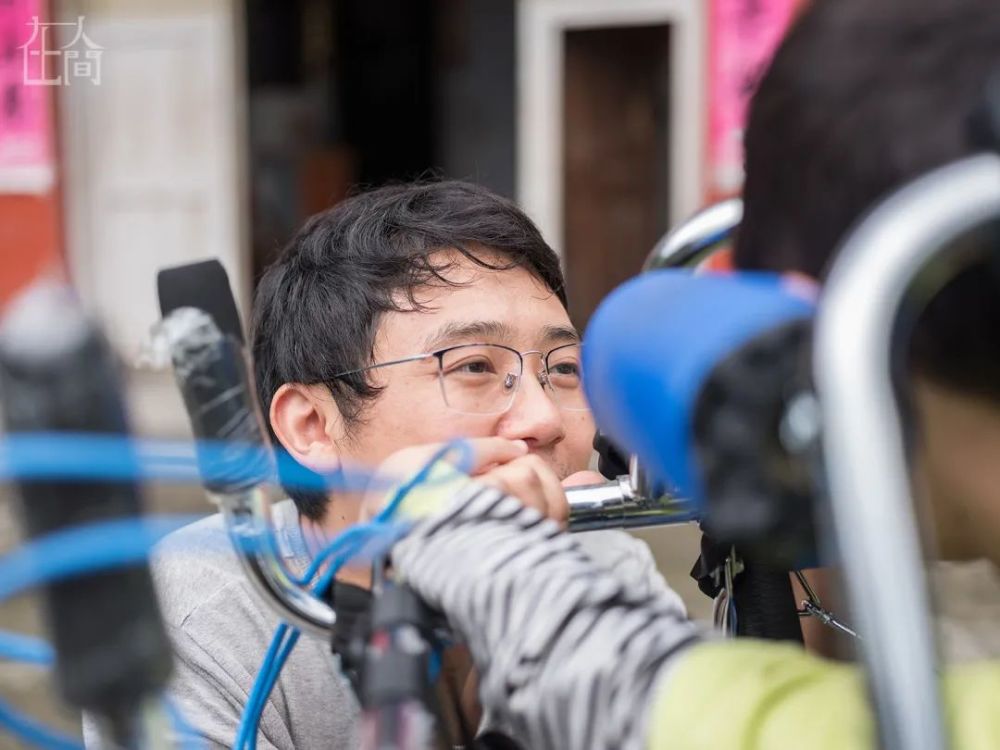 王学江陪着小晨在院子里做康复训练.