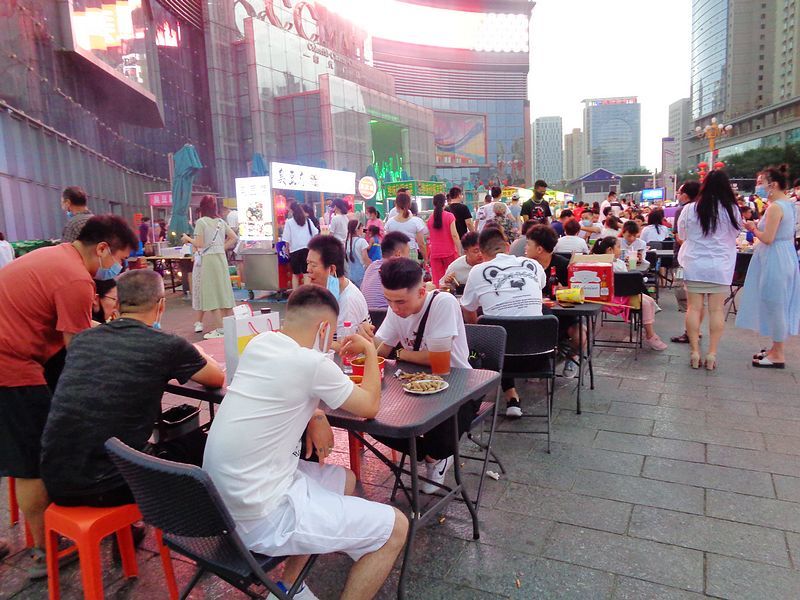 乌鲁木齐人气火爆的夜市美食太多排队打雨伞去晚了没位置