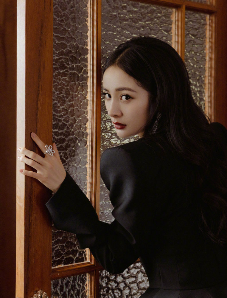 superelle盛典杨幂黑白西装大秀美腿璀璨辣妹短裙杀疯了艳压全场