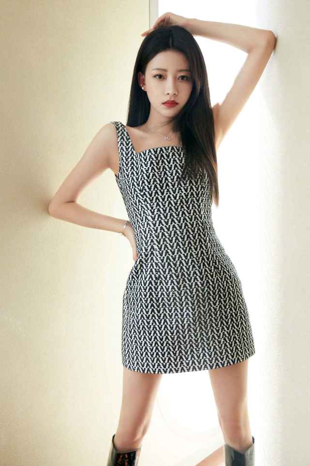 孙怡写真,一身老花连衣短裙,腰细腿长,脚蹬漆皮长靴,酷飒绝美