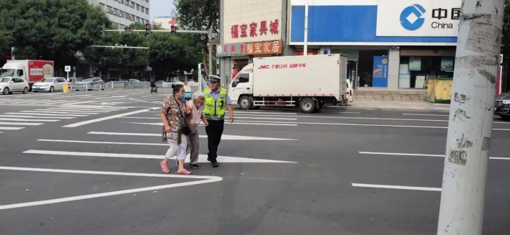 交警扶老人過馬路 小小舉動暖人心