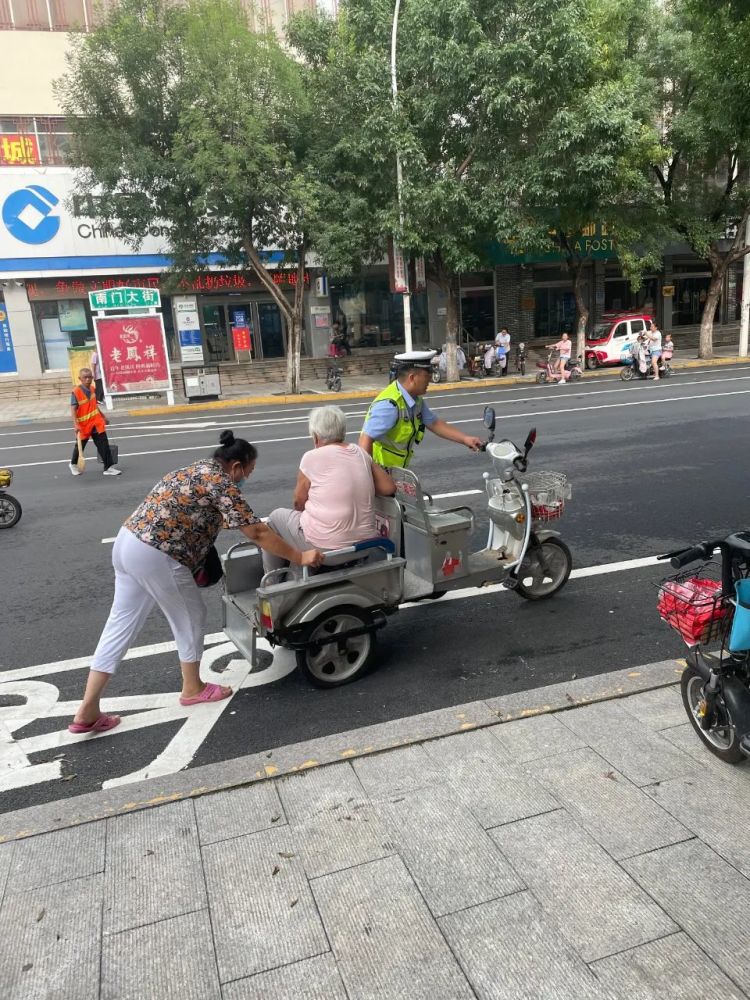 交警扶老人過馬路 小小舉動暖人心