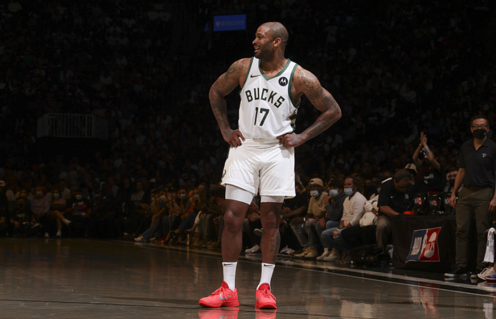 1天3消息!塔克或离开雄鹿,湖人追逐洛瑞,小丁下赛季确定复出