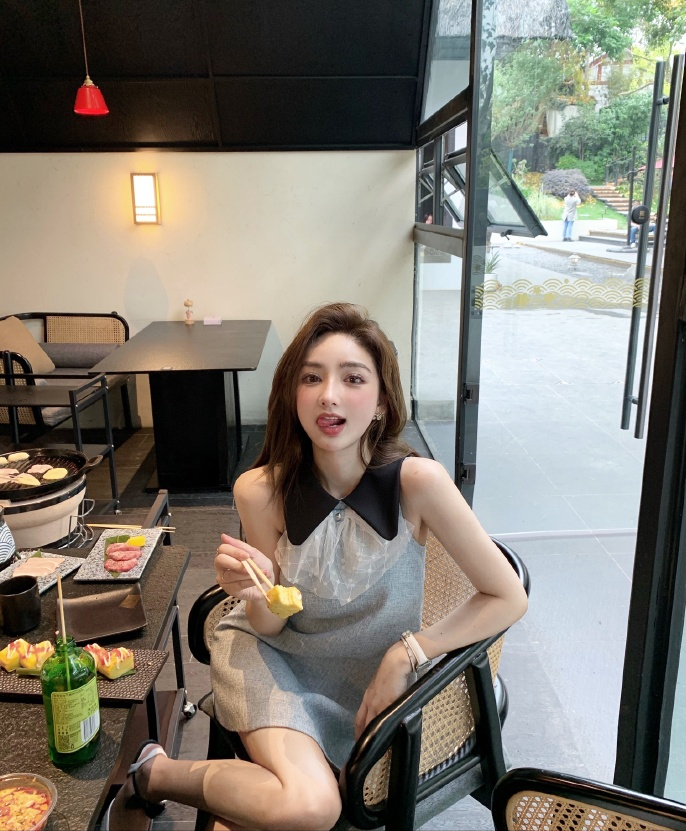 网红覃美莹作秀雨天坐轮椅出行称脚有洁癖晒美照却光脚踩马路