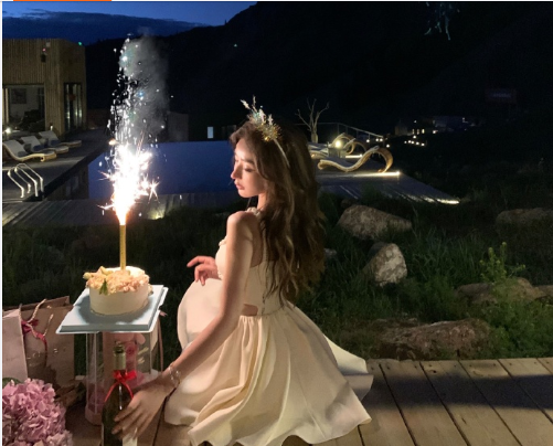 网红覃美莹作秀!雨天坐轮椅出行称脚有洁癖,晒美照却光脚踩马路