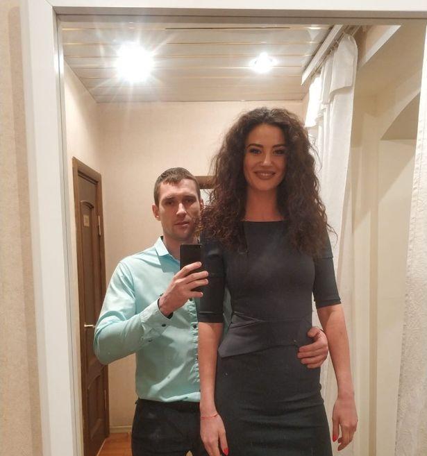 哈萨克斯坦女子身高近2米爱上矮过她的男人还钟意穿高跟鞋