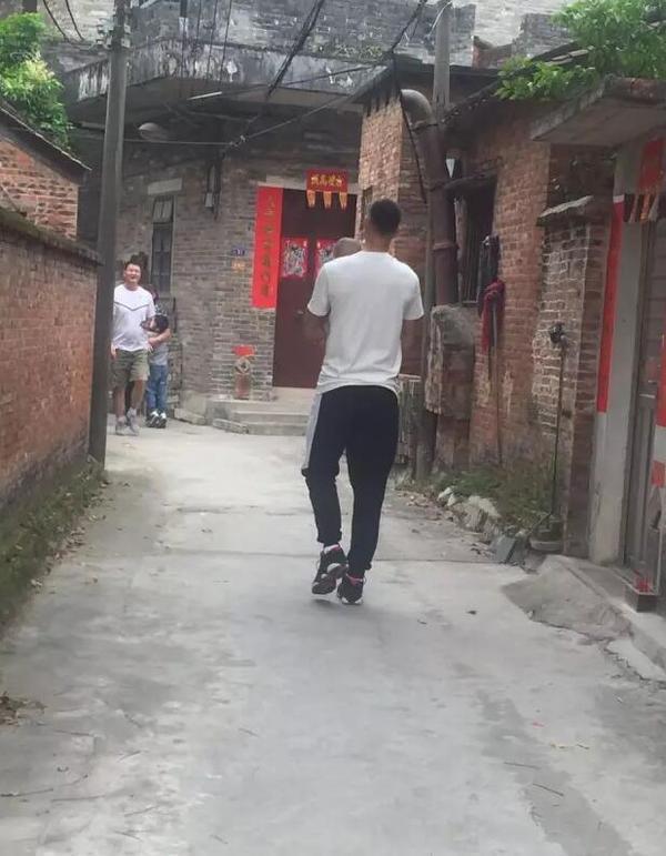出生在广东鹤山的篮球员易建联的深厚家乡情结,每年必回家乡过年
