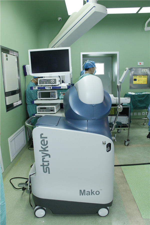 中日医院成功开展首例mako机器人辅助全膝关节置换手术