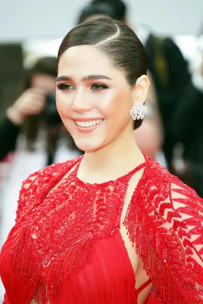 泰国混血女神araya hargate,把礼服穿出国际范,人称"香波"女神_腾讯