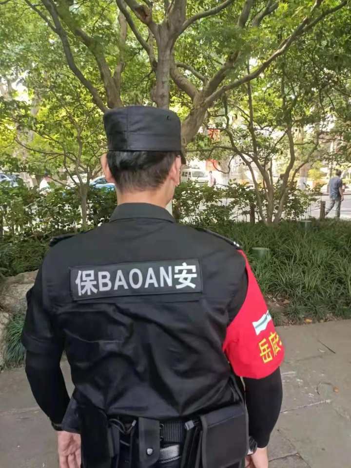 保安背影图片