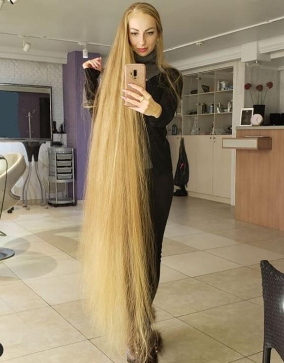 乌克兰35岁女子拥有2米长金色头发每周洗一次头每次花30分钟