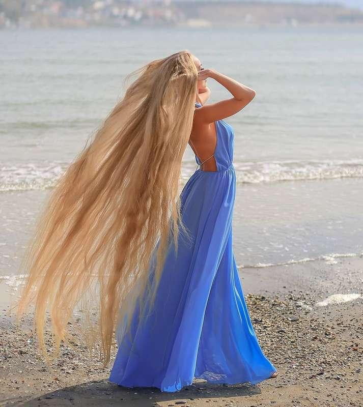 乌克兰35岁女子拥有2米长金色头发每周洗一次头每次花30分钟