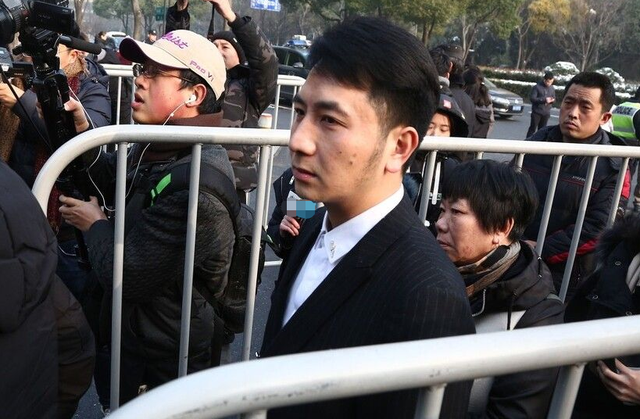 林生斌回应自相矛盾,绯闻女友"白开水"发文嘲讽网友