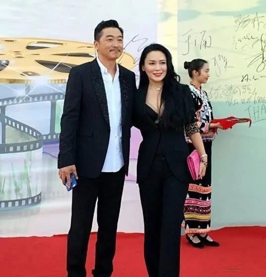 她演技一流25年没绯闻,嫁没名气老公14年仍似热恋,女儿长这样