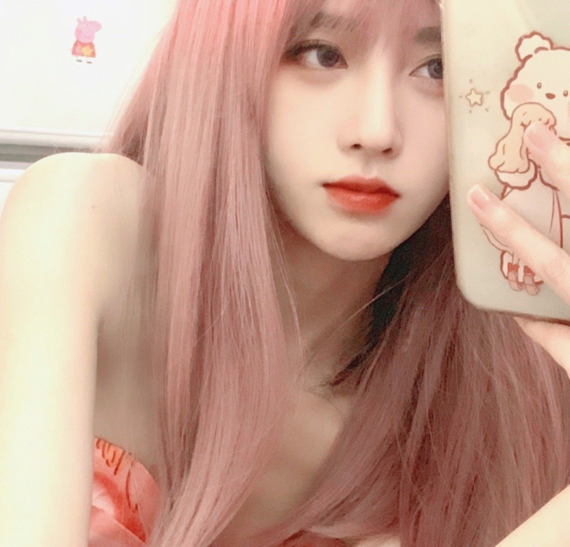 鞠婧祎戴粉色假发拍无声视频香肩迷人似漫画女主网友太美了