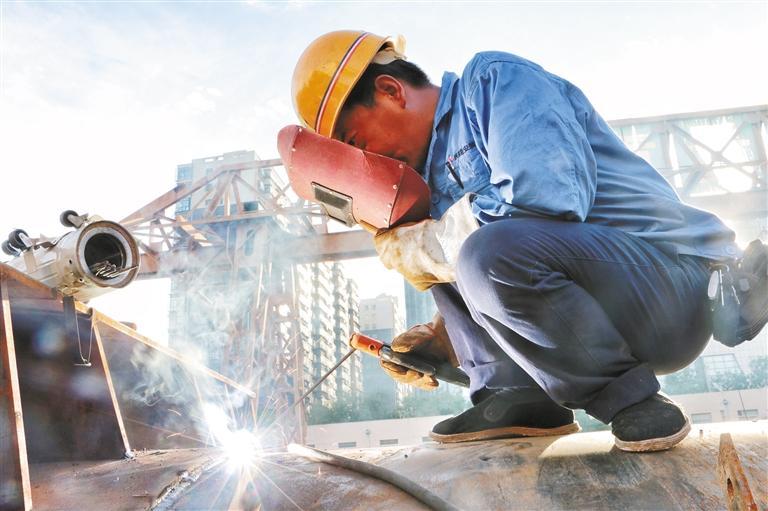 六月二十四日,在陕建安装集团项目工地上,电焊工王亚军正在焊接.