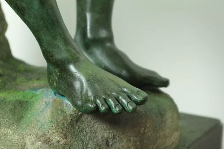 古希腊《拳击手像》(boxer at rest)雕塑脚部细节.