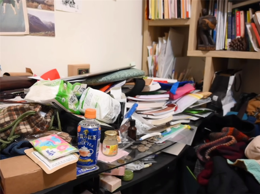 上海一美女住户室内杂乱无法出入3名整理师花8小时收纳