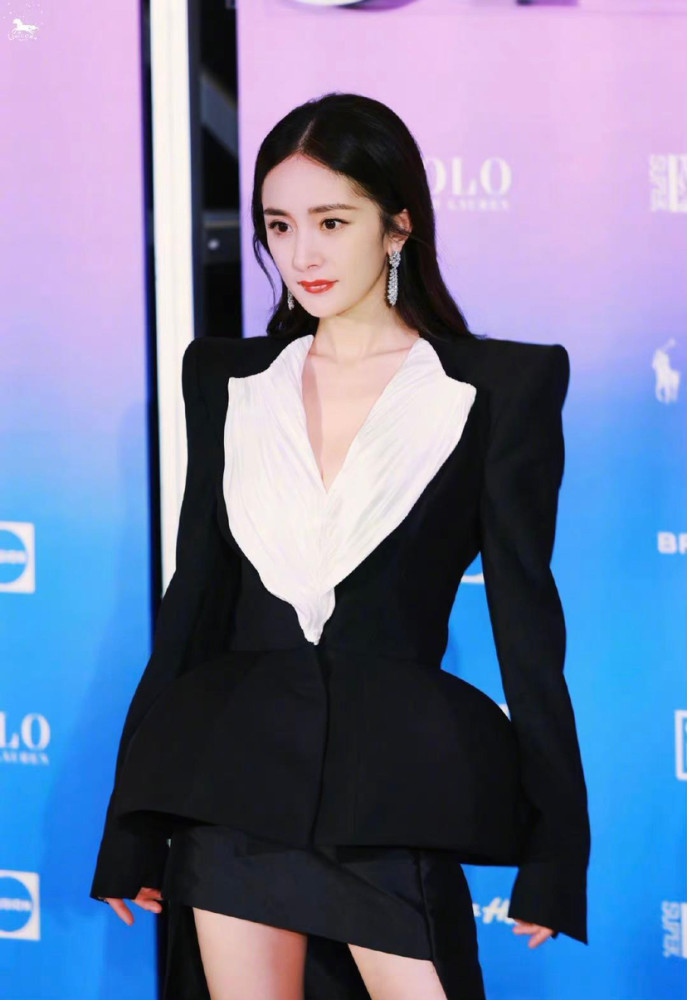 杨幂今晚super elle盛典红毯造型