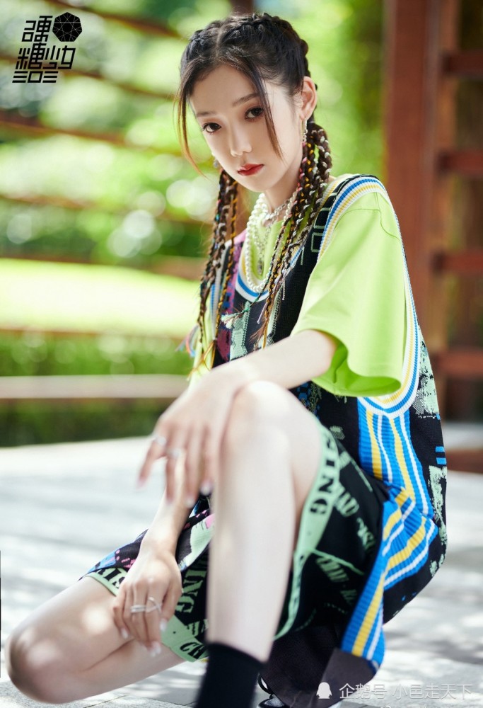 硬糖少女彩绳脏辫造型时尚写真