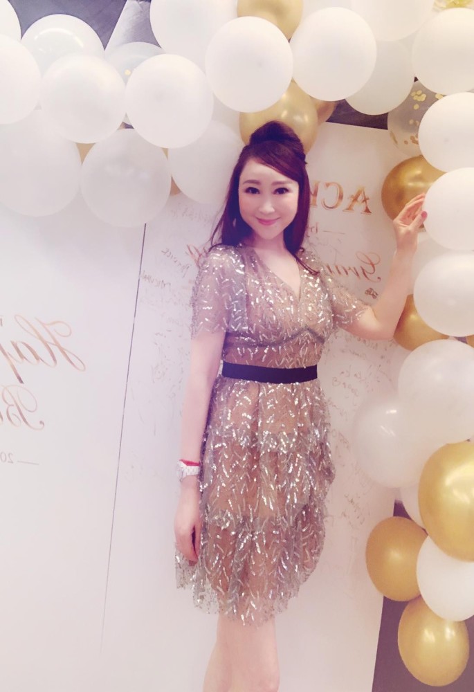 李莹莹盛装出席刘子仪网红打卡店开幕典礼