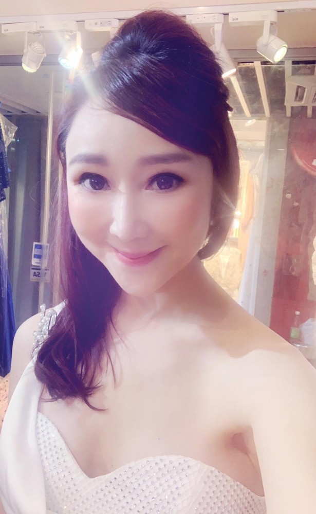 李莹莹盛装出席刘子仪网红打卡店开幕典礼