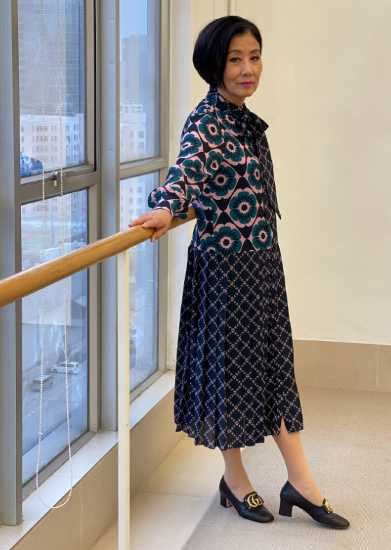 汪明荃穿印花配格纹,一身极繁风"花而不乱",反倒高贵又优雅