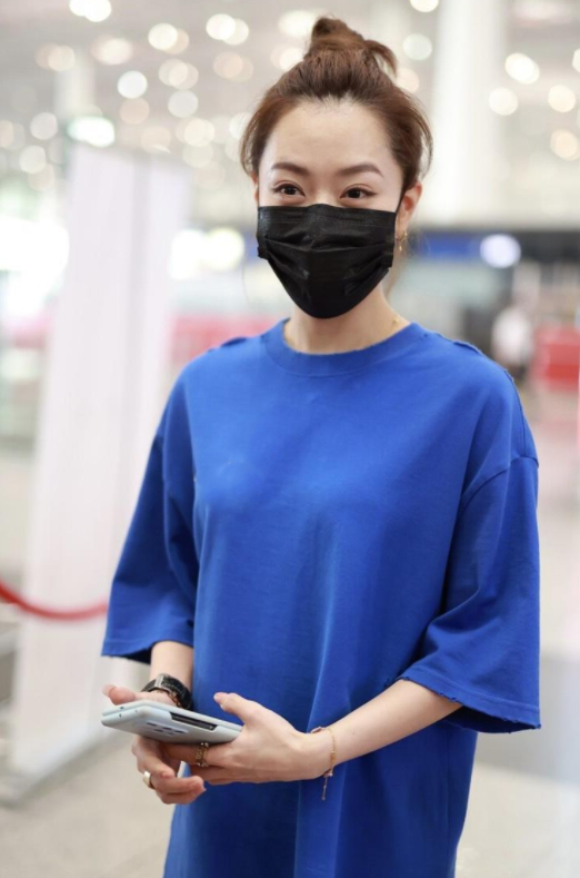 白冰穿衣还挺胆大蓝色t恤都破洞了还穿别说还真挺潮的