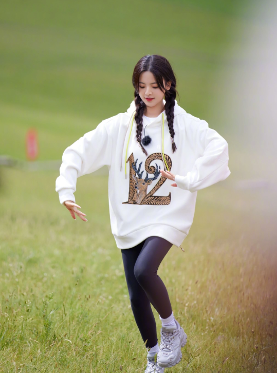 别人穿卫衣都搭牛仔裤,杨超越偏穿"无痕裤",不料超显腿细