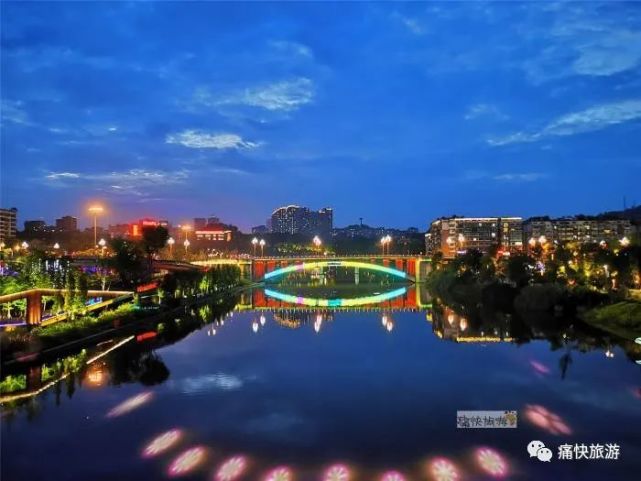 光影自贡|华灯初上的"釜溪之眼"