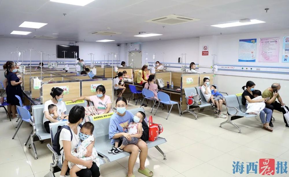 7月15日上午,在厦门市儿童医院可以看到,门诊挂号缴费处排起了长队,一