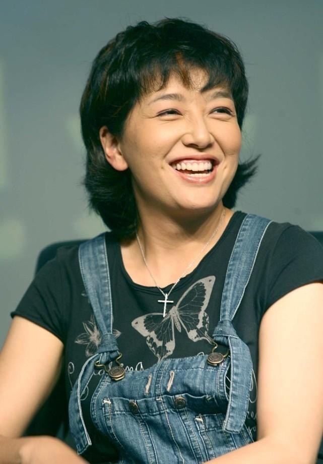 年纪大的女人轻易别扮嫩,江珊穿着背带裤的样子,一般人驾驭不了