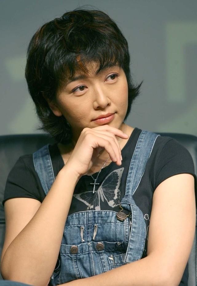 年纪大的女人轻易别扮嫩,江珊穿着背带裤的样子,一般人驾驭不了