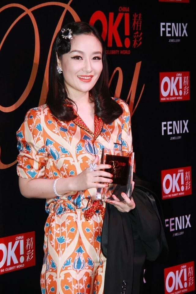 王学兵前妻被造型"坑"了,连体裤花里胡哨像地毯,气质好朴实