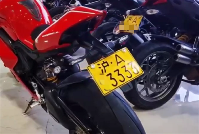 展厅内2台摩托车,车价都超6位数,车牌都是沪a四连号,牌比车还贵