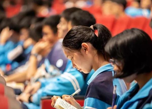 毕业3年才发现 文科生和理科生的差距很大 许多人后悔选错