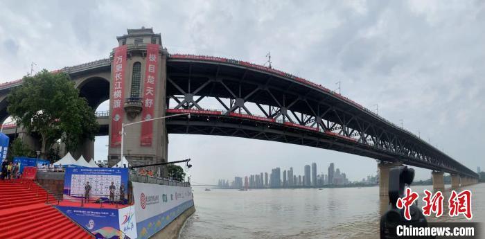 武漢渡江節開幕男女 泳士 搏浪長江 中國熱點