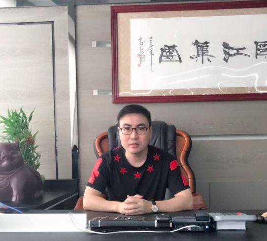 出人意料的是,杨鑫在2019年初就以资本市场黑马姿态成为宏达新材新