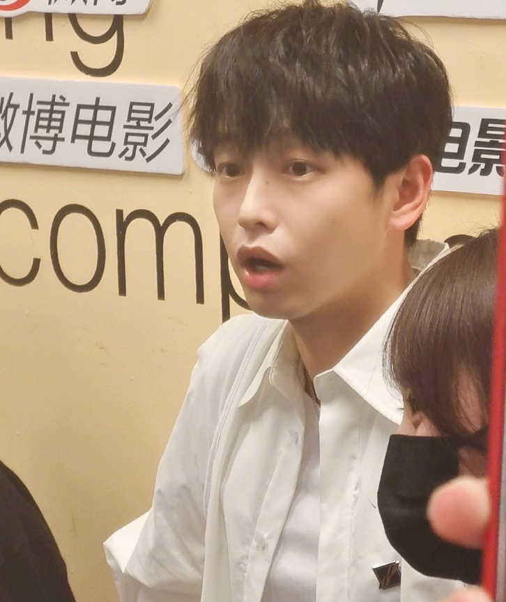 彭昱畅扫楼被抓拍,路人视角下不再是"膨膨",日系少年感回来了