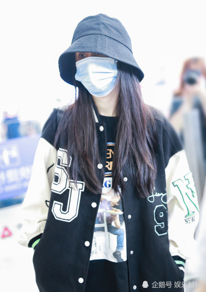 抢镜的却是梁佳妮的腿