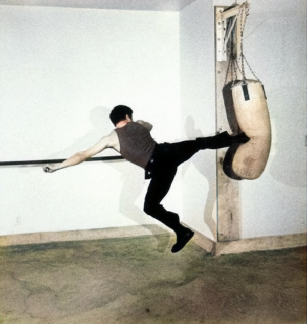 美国著名的柔术大师杰伊曾经见识过李小龙的腿法训练,在李小龙家的