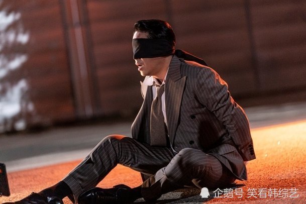 顶楼3李智雅向着被捆绑的严基俊踩油门杀气腾腾的眼神被捕捉