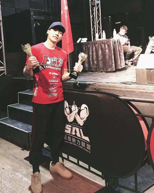 "腕力男神"魏思澄,小鲜肉的颜值,肌肉男的身材!